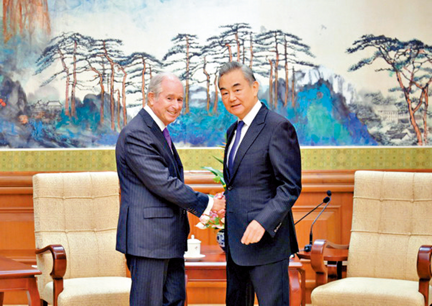 　　圖：10月16日，中共中央政治局委員、中央外辦主任王毅在京會見黑石集團董事長兼首席執行官蘇世民。\外交部網站