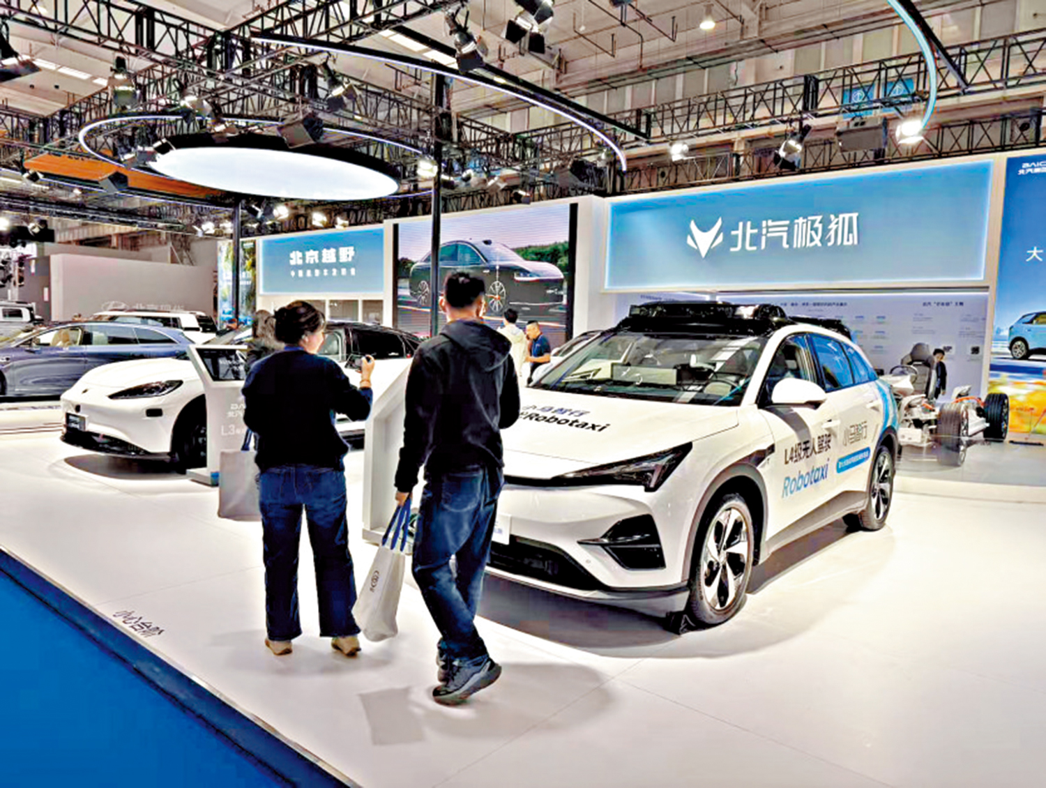 　　圖：觀眾打卡小馬智行自動駕駛汽車。\大公報記者郭瀚林攝