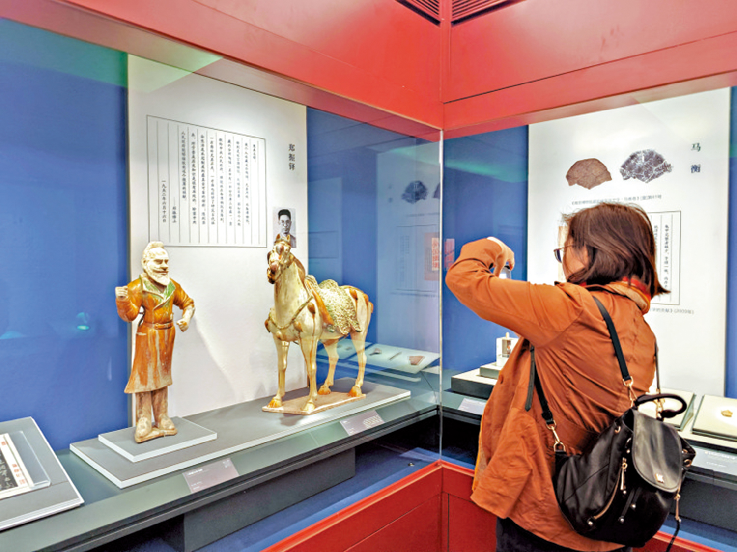 　　圖：在故宮博物院藏捐獻文物展上，觀眾拍攝展出文物。\大公報記者江鑫嫻攝