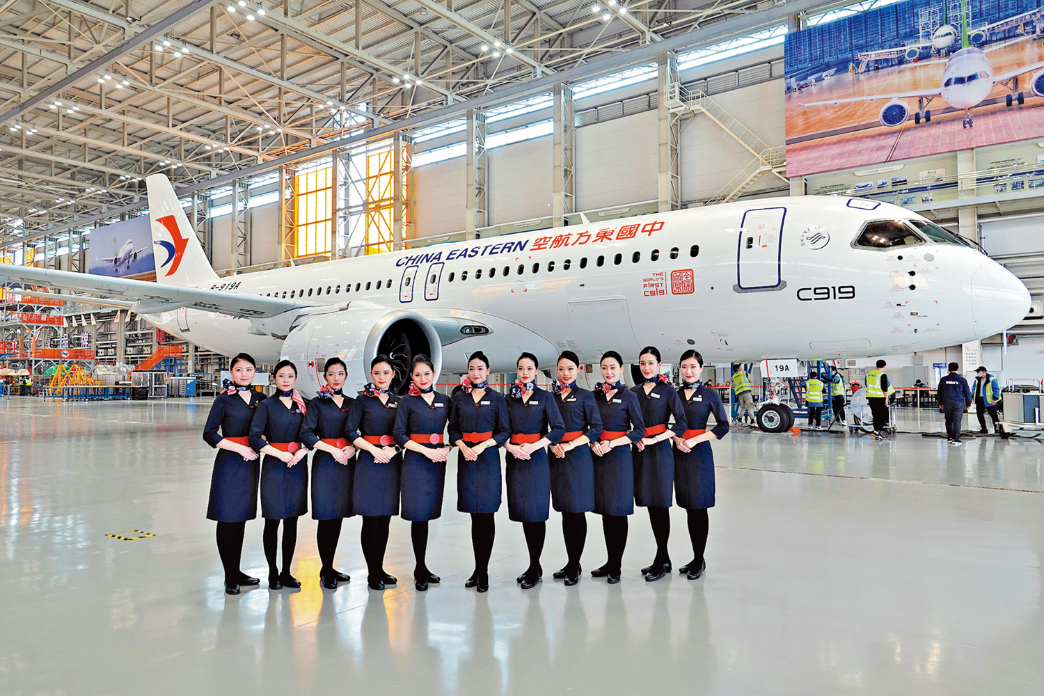 　　圖：2022年12月9日，C919全球首架交付飛機由中國商飛正式交付中國東方航空公司。圖為東航空姐代表與C919大型客機合影。\中新社