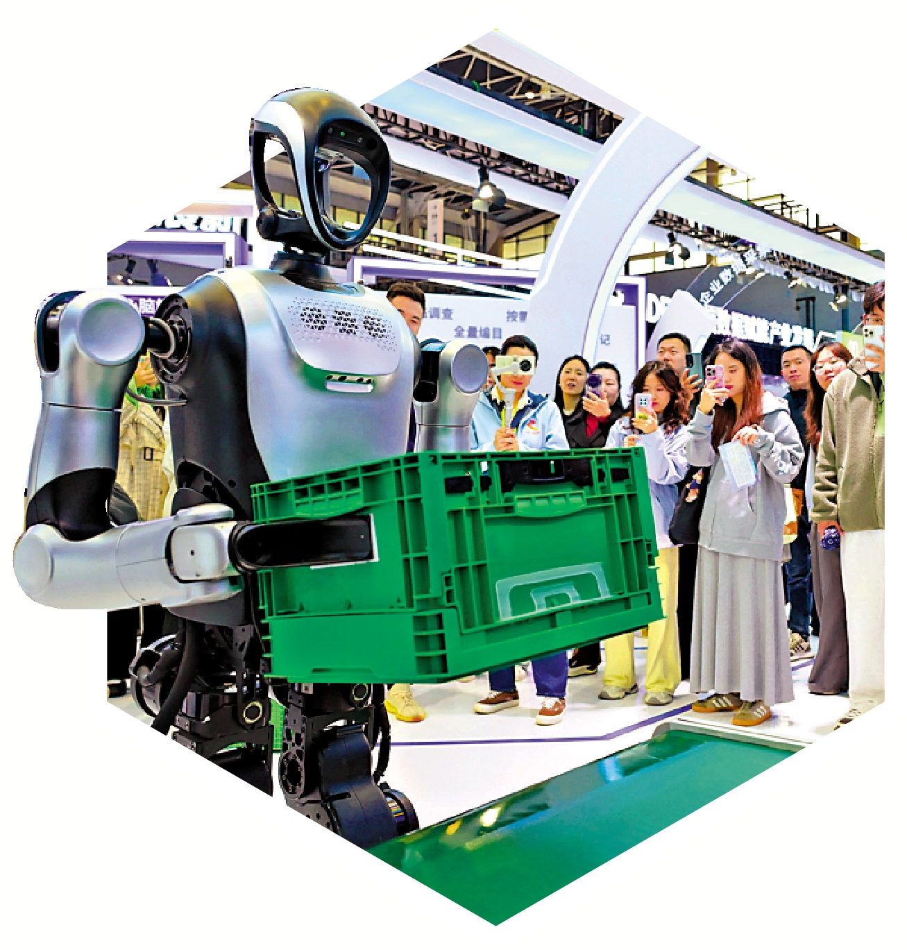 　　圖：人形機器人展示搬運貨箱。\中新社