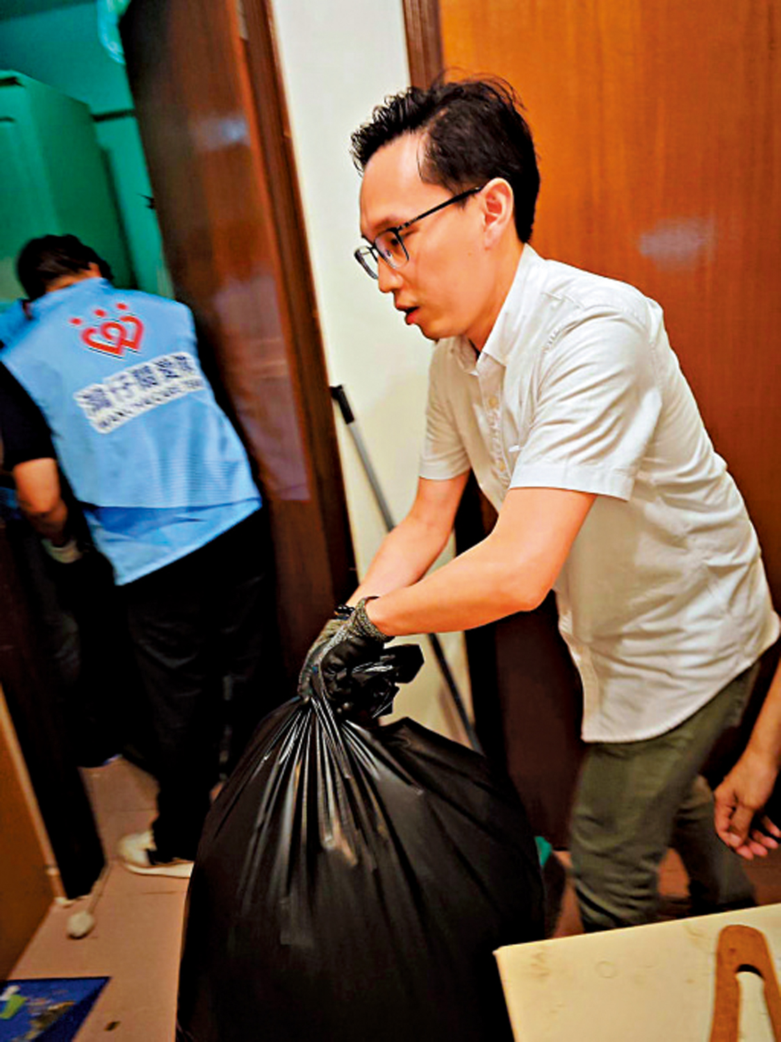 　　圖：穆家駿落手落腳幫市民清理雜物。