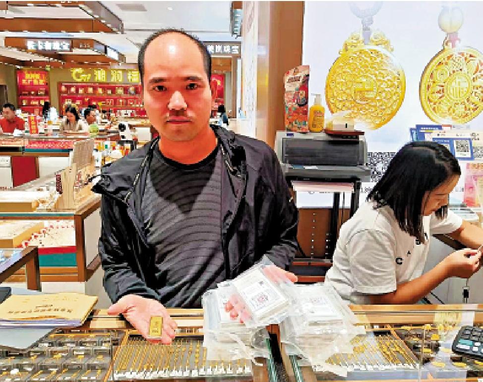 　　圖：商家向先生表示，金銀價暴跌，吸引一些投資者撈底，買入10公斤銀條和500克金條。\大公報記者李昌鴻攝