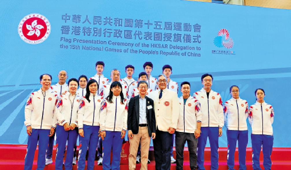 　　圖：香港乒總主席余國樑（前排左五）早前帶領一眾港隊小將出席港隊代表團的全運授旗儀式。
