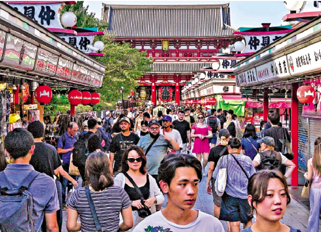 　　圖：東京著名旅遊景點淺草寺吸引大批遊客到訪。\法新社