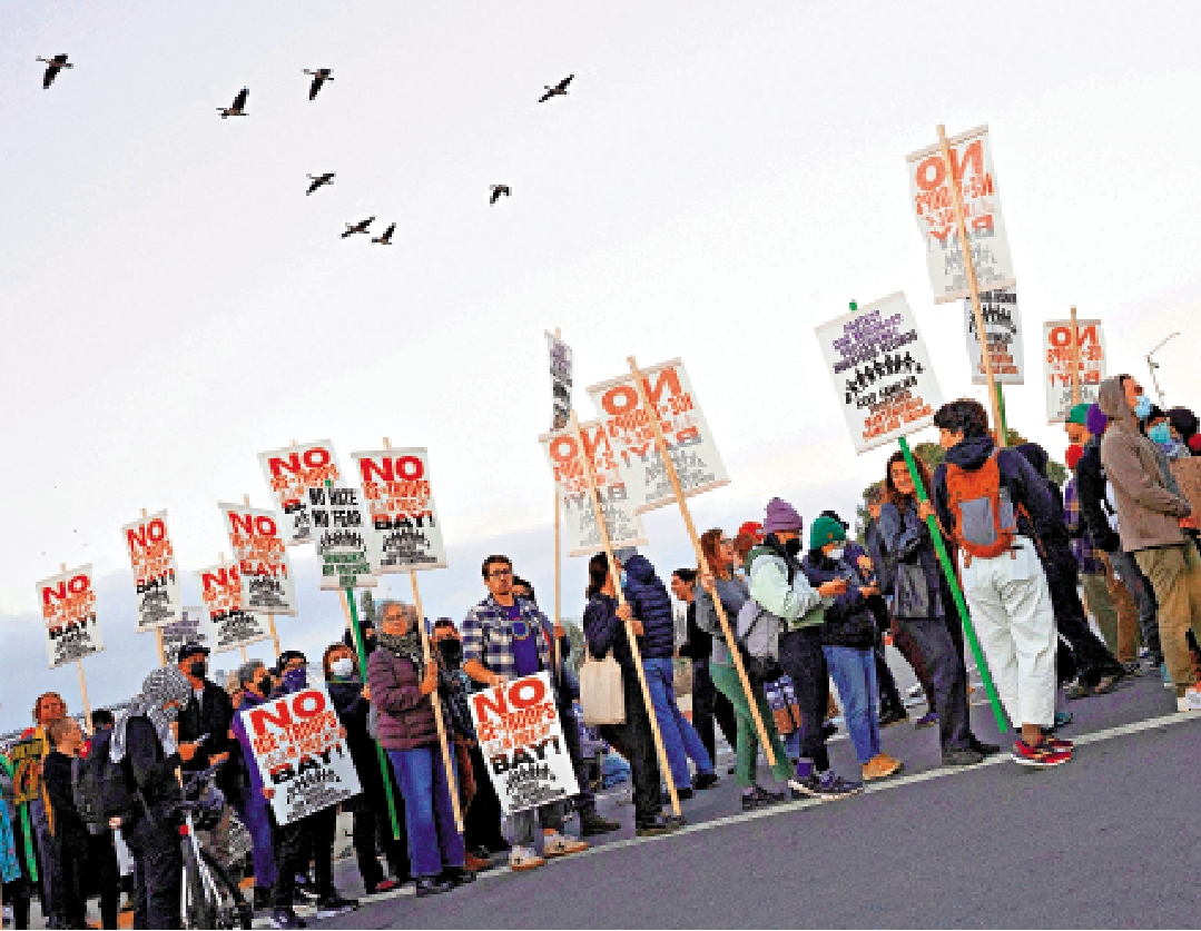 　　圖：大批民眾23日示威，抗議聯邦執法人員抵達加州海岸警衛隊基地。\路透社