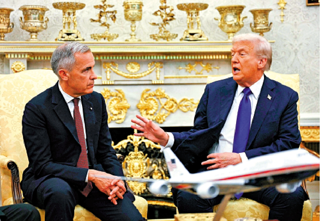 　　圖：美國總統特朗普與加拿大總理卡尼（左）。\法新社