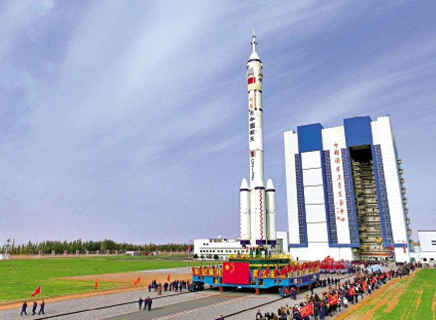 　　圖：24日，神舟二十一號載人飛船與長征二號F遙二十一運載火箭組合體轉運至發射區，計劃近日擇機實施發射。\新華社