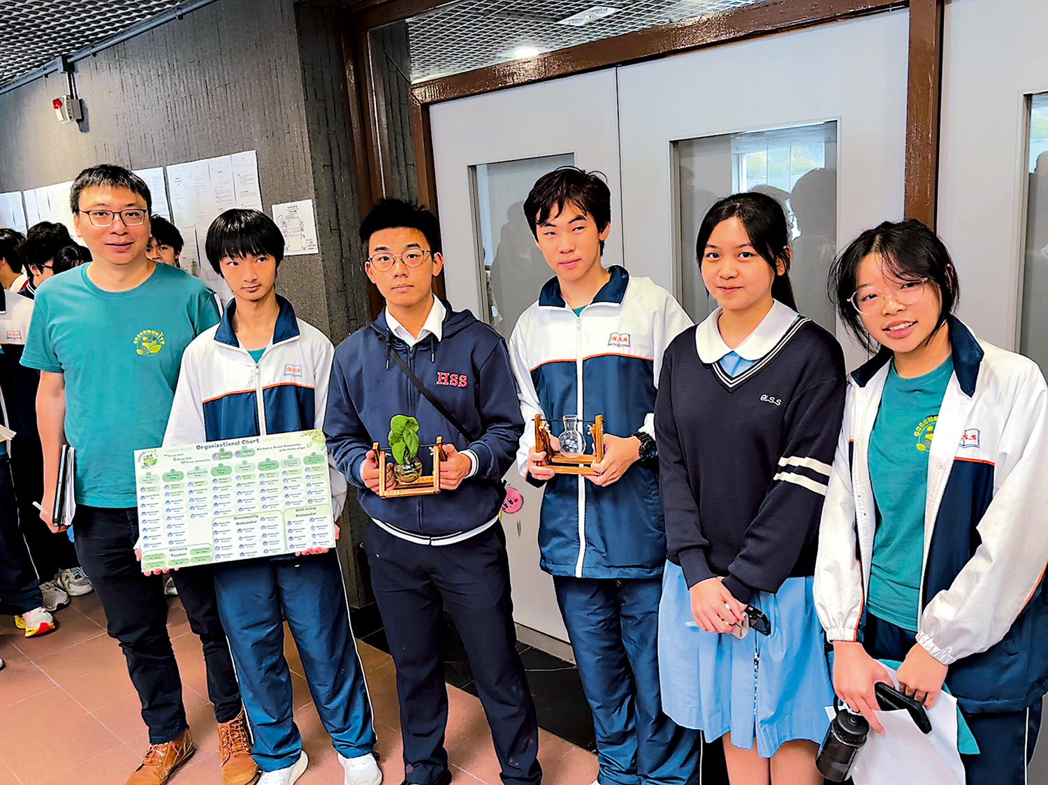 　　圖：顯理中學的老師帶着學生參與競投，以1.71萬元各投得40號及41號攤位。\大公報記者易曉彤攝