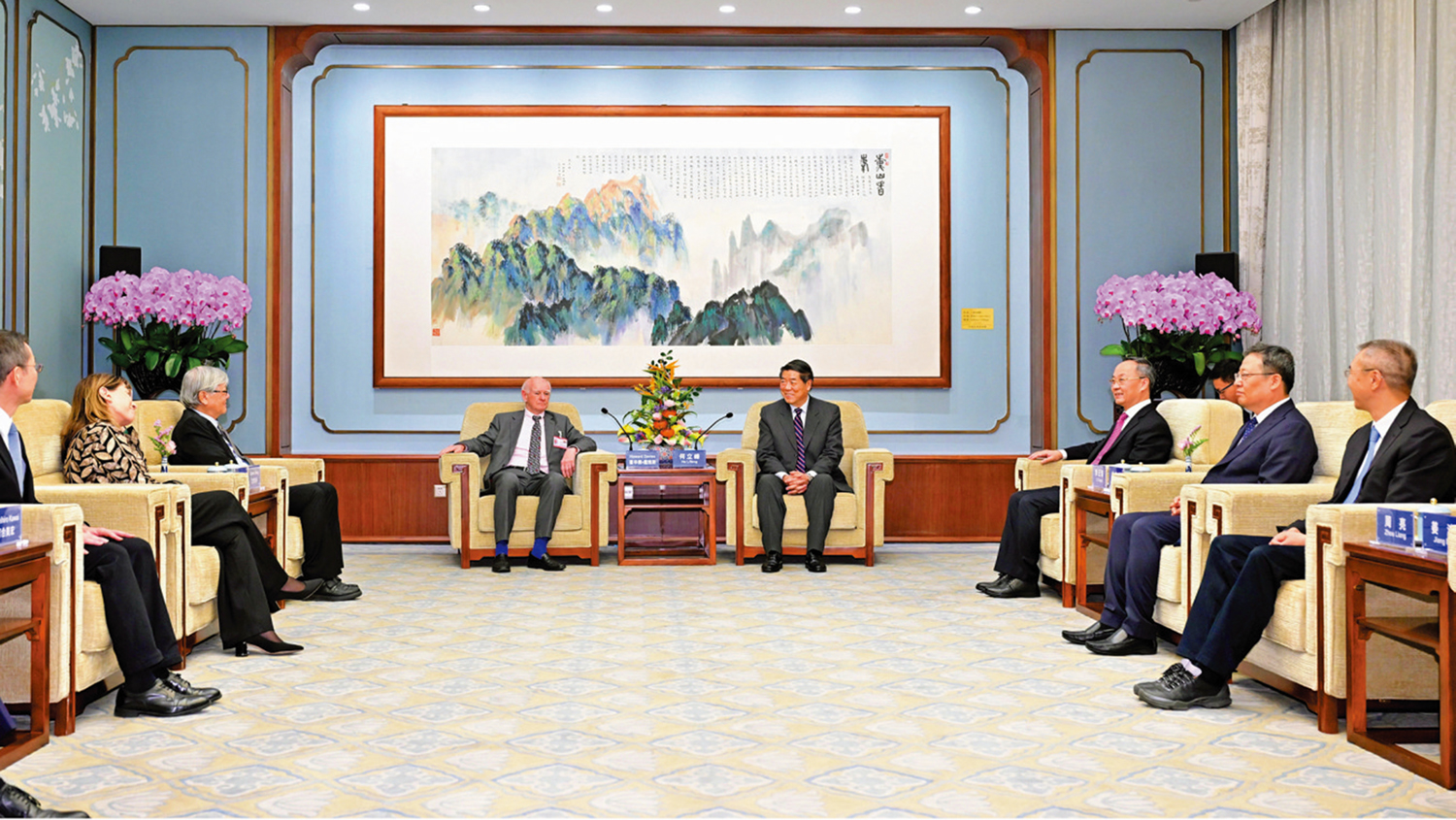 　　圖：何立峰會見金融監管總局國際諮詢委員會委員。\新華社