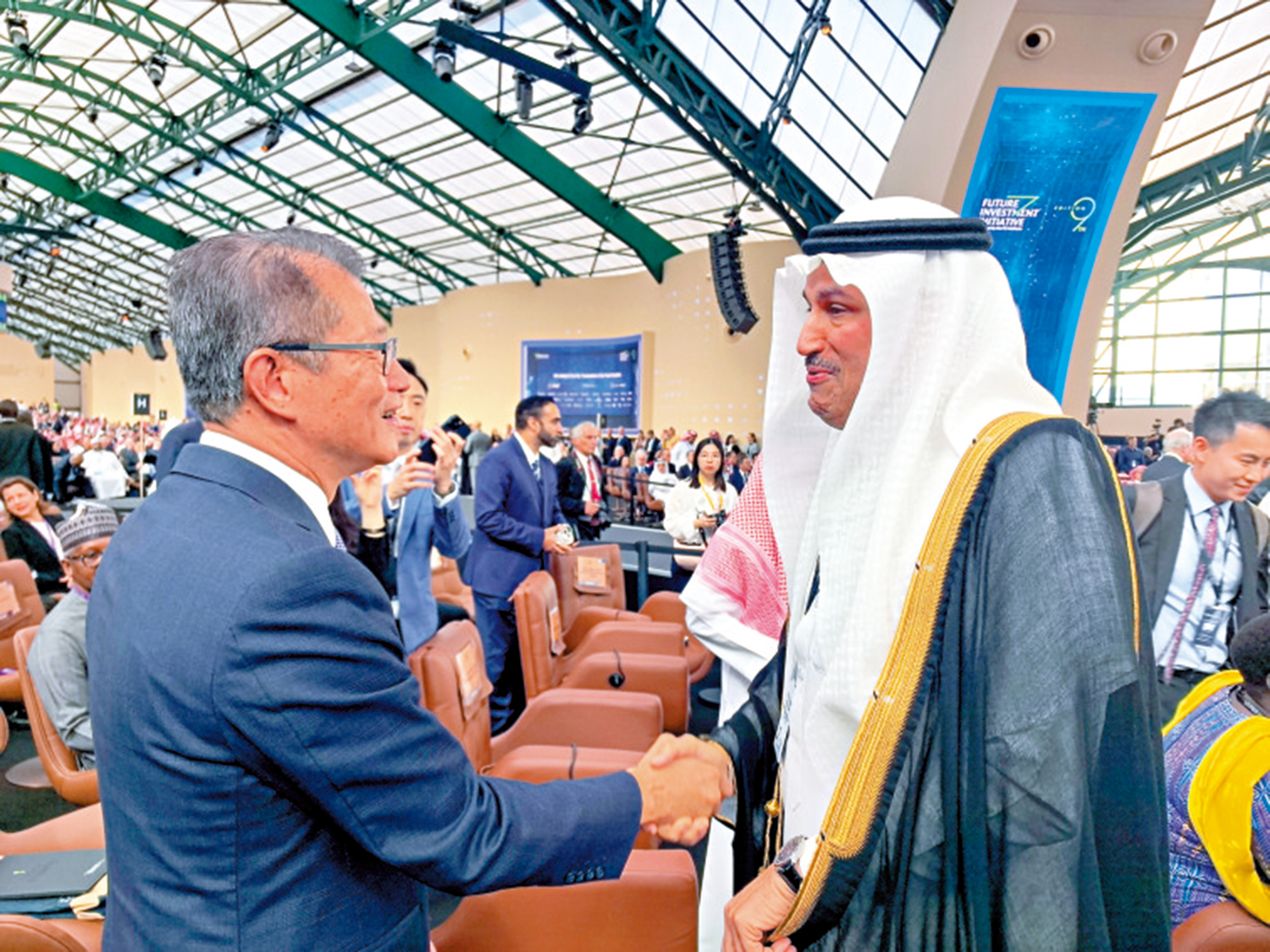 　　圖：財政司司長陳茂波（左）率領香港代表團在利雅得出席未來投資倡議大會。圖為陳茂波與嘉賓合照。