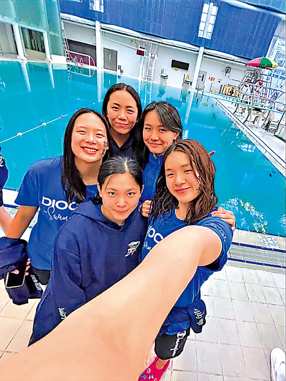 　　圖：代表女拔萃的馬紫玲（前排右一）及文薈喬（後排右二），10月學界賽後與協恩代表李芯瑤（後排右一）合照。\文薈喬IG圖片