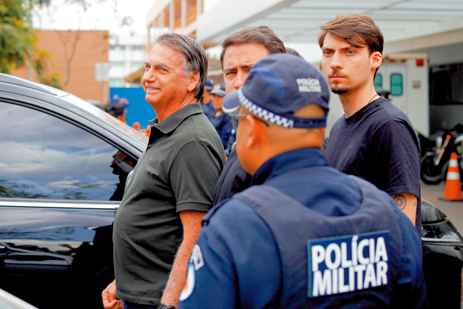 　　圖：博索納羅（左一）因策劃政變獲刑，27日提出上訴。\法新社