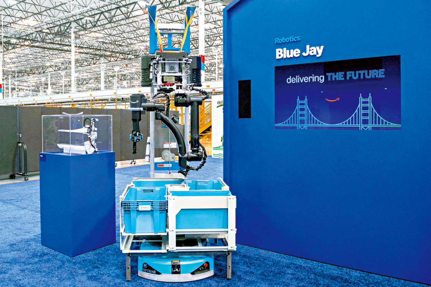 　　圖：亞馬遜最新推出的機器人臂「藍鳥」，能同時執行挑選、存放貨物等多項任務。\法新社