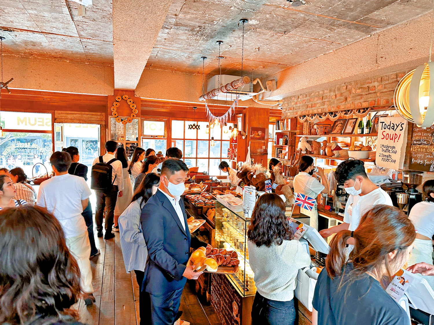 　　圖：首爾一間倫敦貝果博物館店內，顧客正在排隊。\網絡圖片