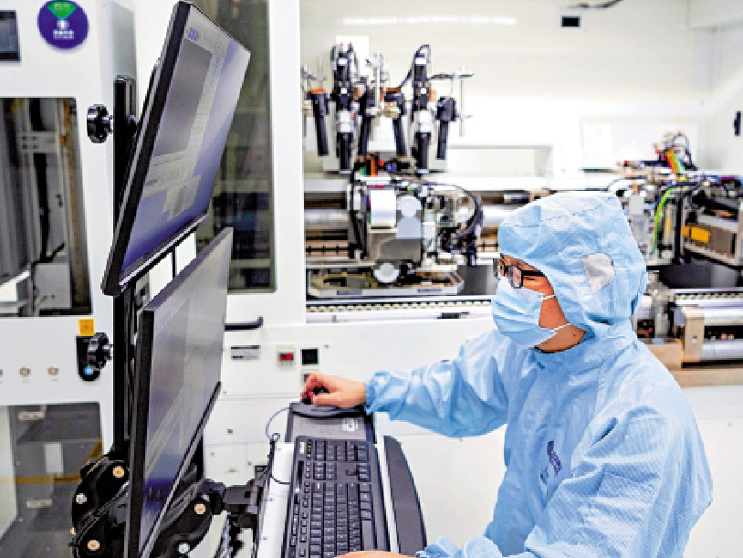 　　圖：工人在宏芯科技（泉州）有限公司硅光芯片生產車間進行作業。\新華社