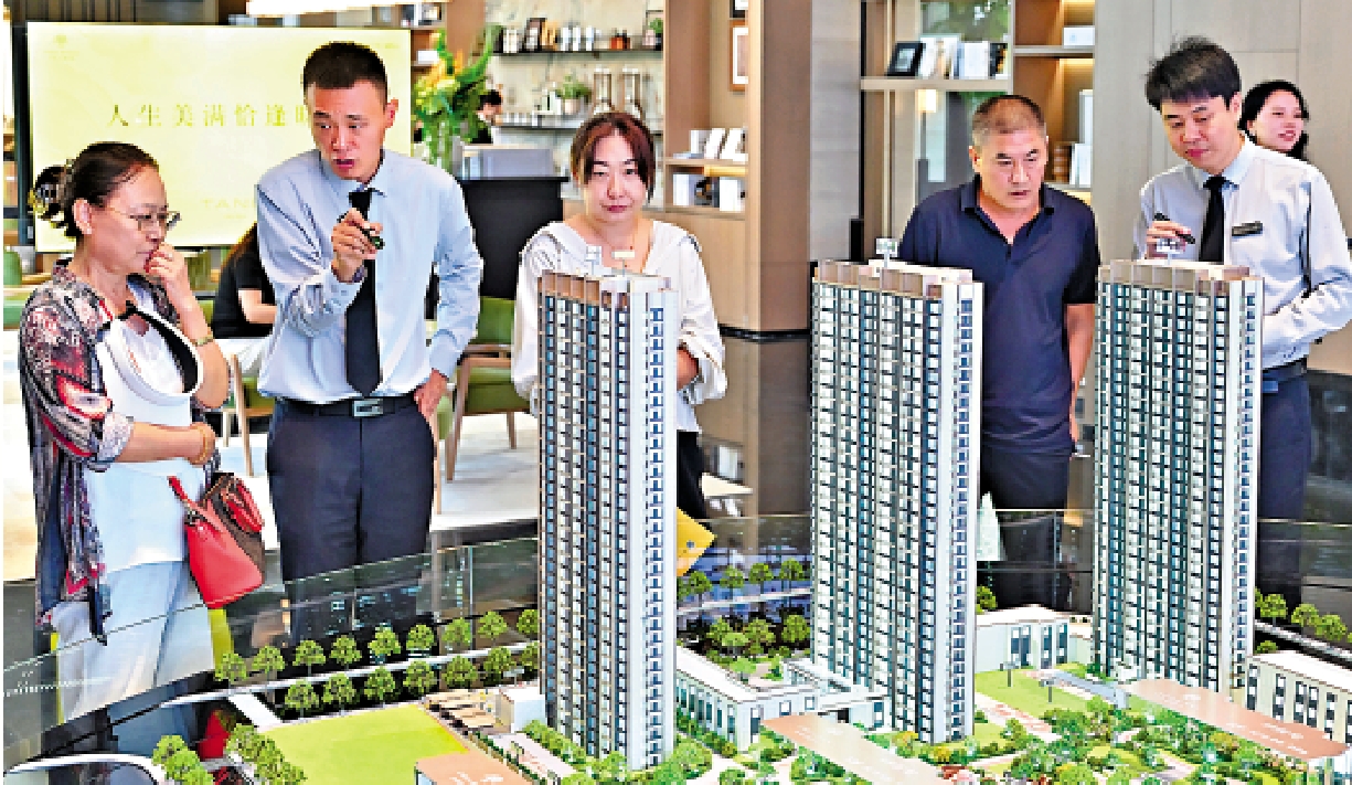 　　圖：山西太原市民在一家房地產售樓部看房。\中新社