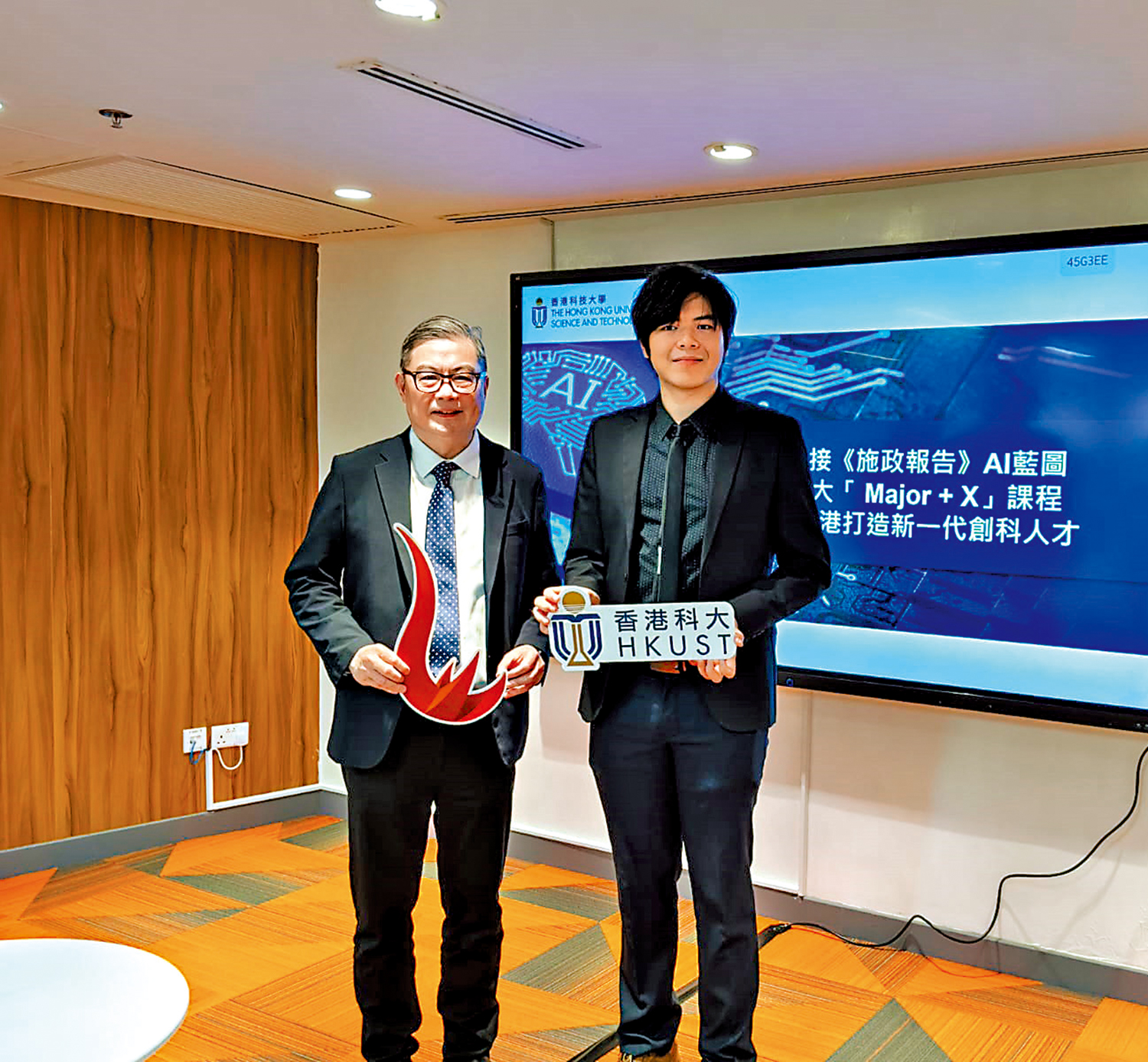 　　圖：科大學生陳承琮分享「Major+X」延伸主修課程經驗，左為科大副校長（行政）譚嘉因。\大公報記者江凌風攝
