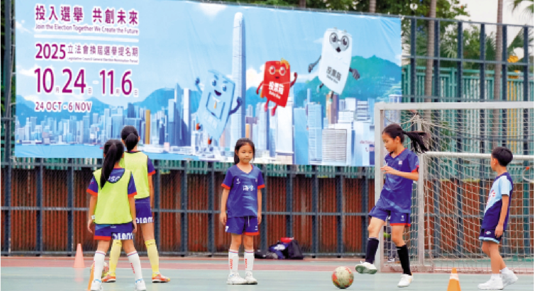 　　圖：立法會換屆選舉將於12月7日舉行，全港各處都布置了選舉的宣傳品。「首投族」正熱切期待投票。\大公報記者何嘉駿攝