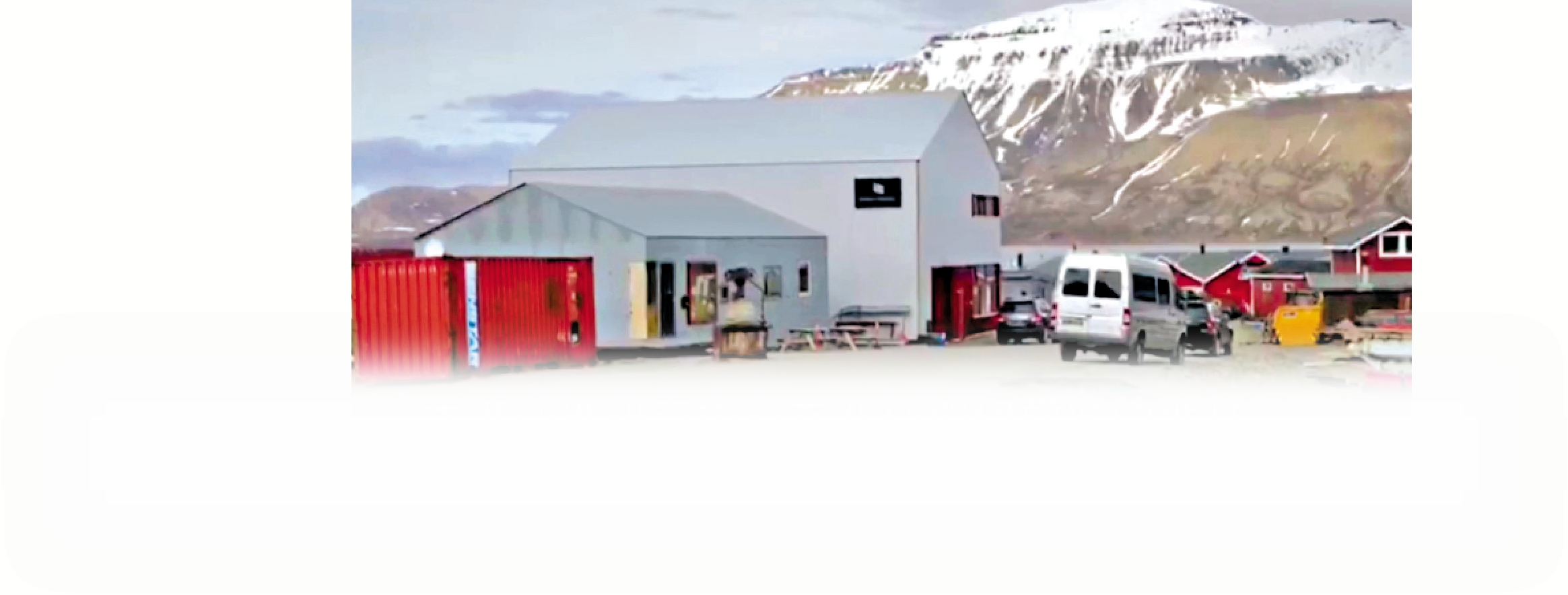 　　圖：李寶蓮與國際紅潮及水質專家何建宗教授在北極建立了香港極地研究中心「紫荊站」。