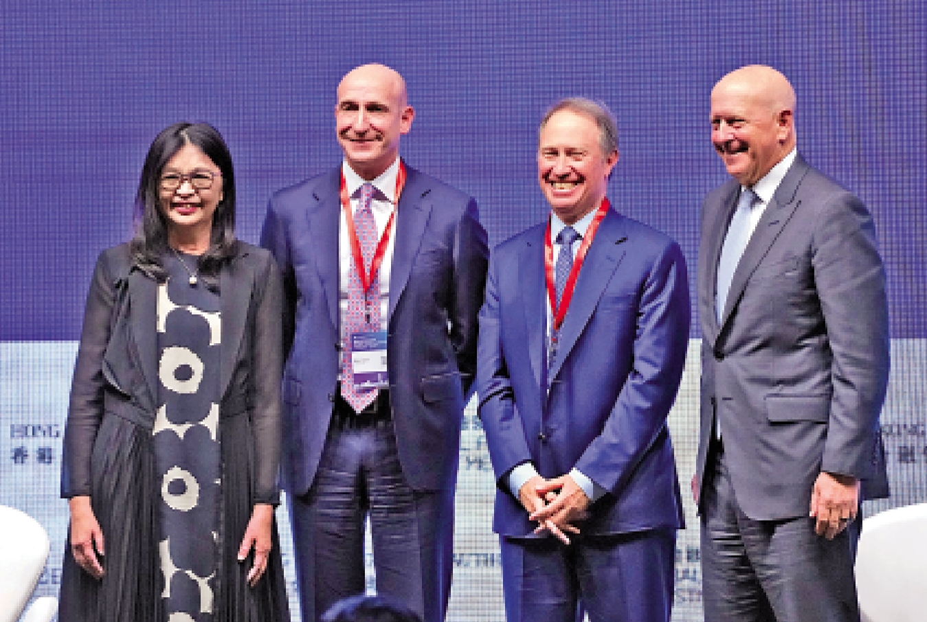 　　圖：左起：證監會行政總裁梁鳳儀與Mike Gitlin、Ted Pick、David Solomon合照。\大公報記者蔡文豪攝