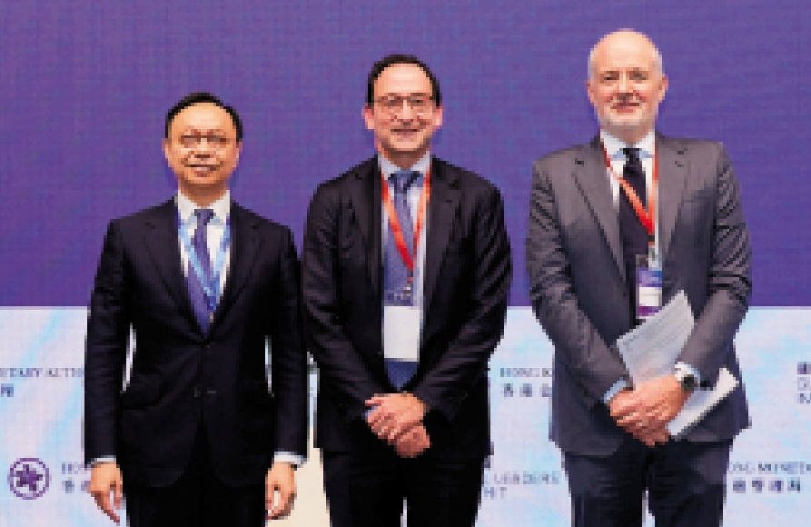 　　圖：左起：金管局副總裁陳維民與Jon Gray、Emmanuel Roman合照。