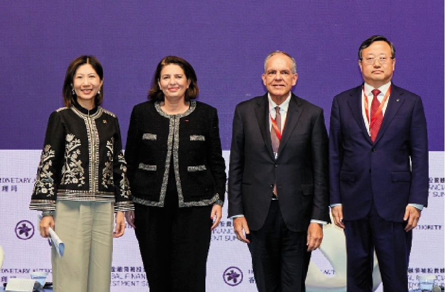 　　圖：左起：港交所行政總裁陳翊庭與Valérie Baudson、Ronald O'Hanley及中國銀行副董事長兼行長張輝合照。