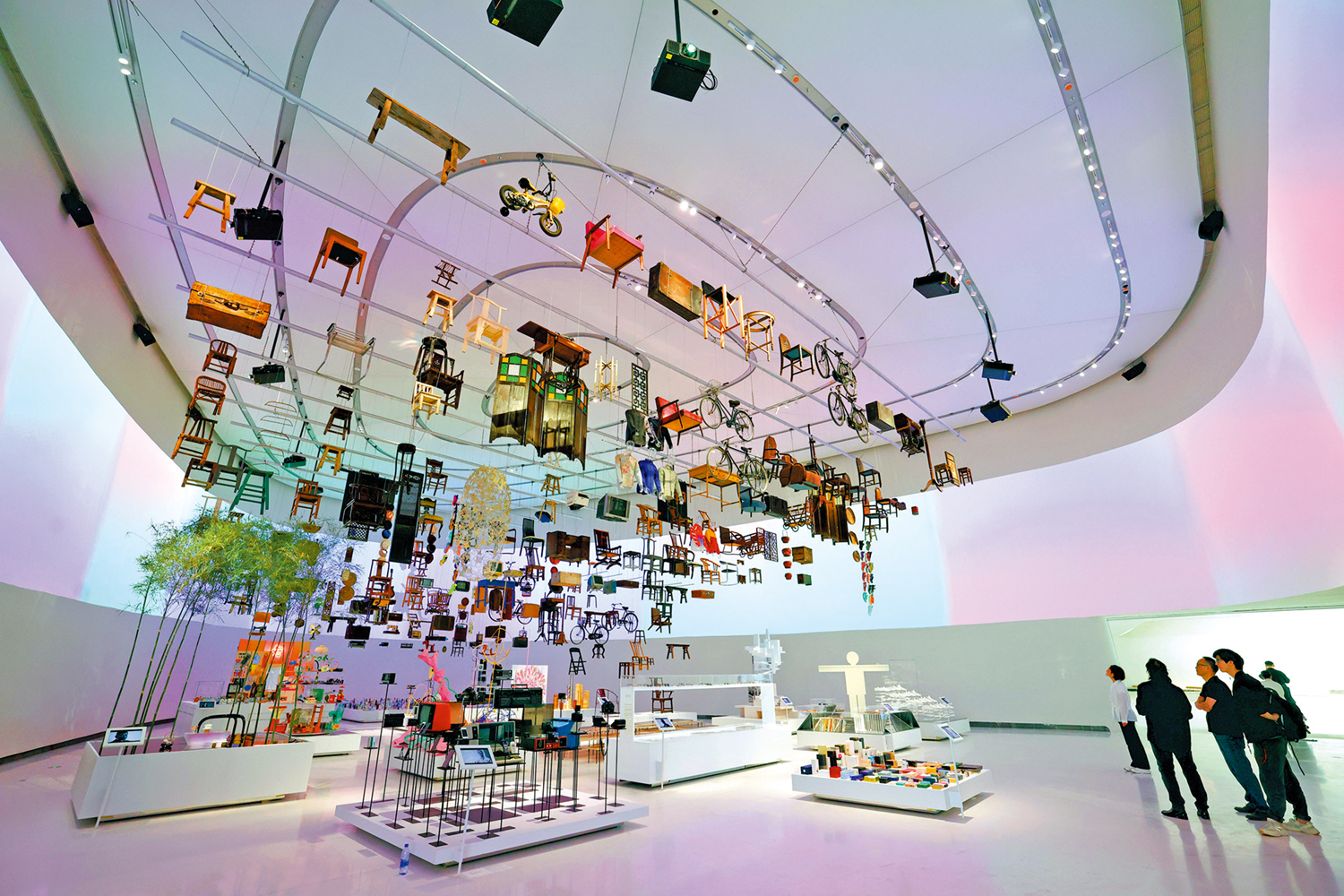 　　圖：十一月一日，觀眾在深圳灣文化廣場觀看展覽。\新華社