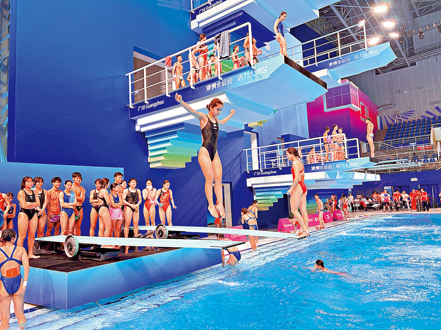 　　圖：港隊隊員陳梓銘（右）在廣東奧體中心跳水館適應性訓練。