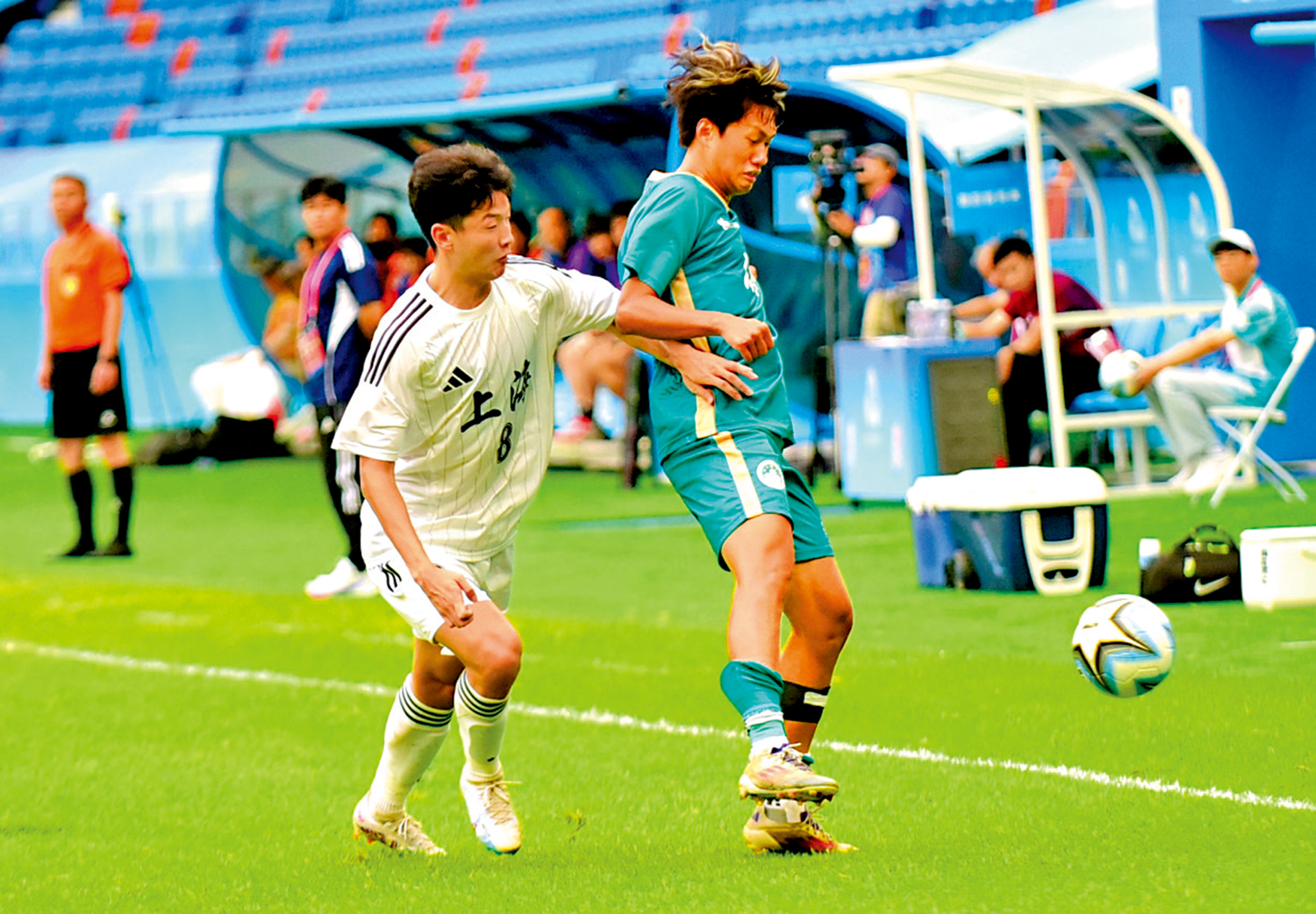 　　圖：澳門U20男足（綠衫）都是由大學生及中學生組成。