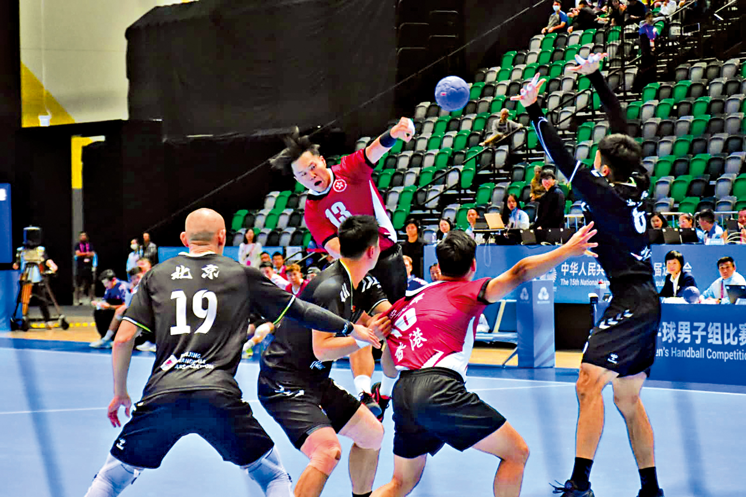 　　圖：港隊球員（上）奮力射門。