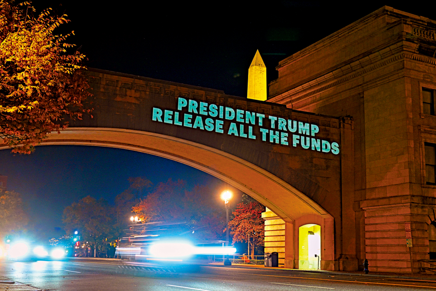 　　圖：美國農業部大樓外牆被投影標語，要求特朗普發放所有食品券資金。\美聯社