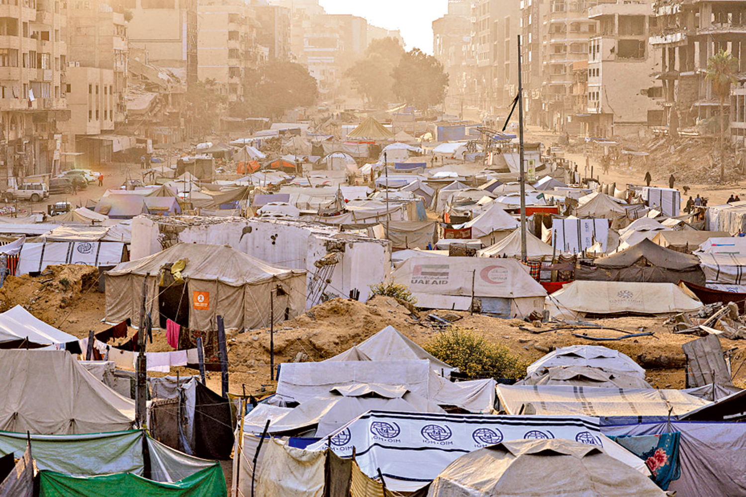 　　圖：以軍幾乎摧毀整個加沙城，當地民眾被迫暫時在帳篷避難。\路透社