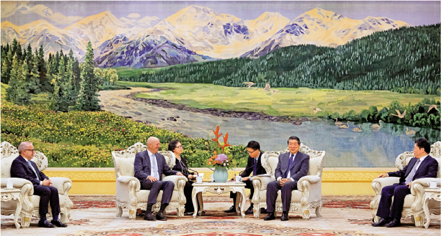 　　圖：11月4日，中共中央政治局委員、中央財辦主任何立峰在北京會見美國高盛集團董事長兼首席執行官蘇德巍。\新華社