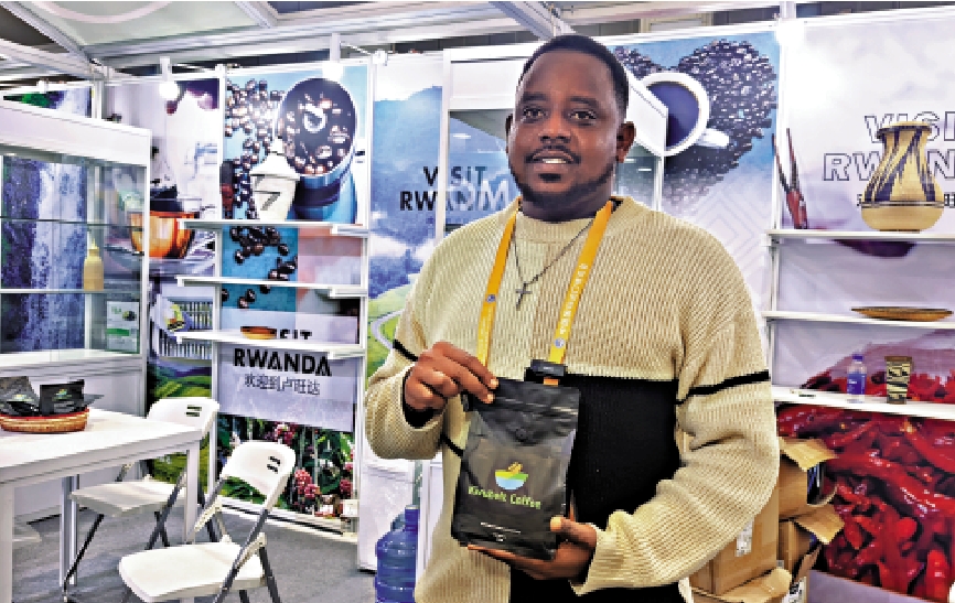　　圖：來自盧旺達發展署的咖啡貿易代表Prince Muramba展示咖啡產品。\大公報記者張帆攝