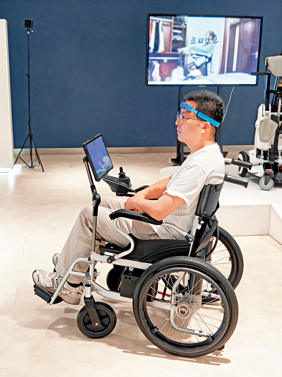 　　圖：戴上腦機AI頭環，體驗者無需動手或開口，即可用「意念」操控輪椅。\大公報記者黃寶儀攝