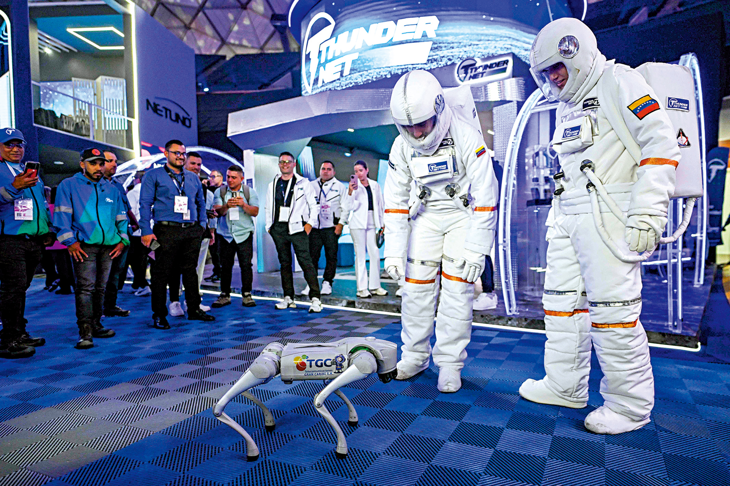 　　圖：9月18日，一款機器人亮相加拉加斯通信與技術博覽會。\法新社