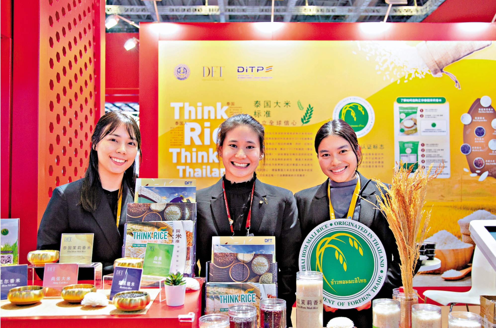 　　圖：今年是中泰建交50周年暨「中泰友誼金色50年」，兩國關係面臨新的發展機遇。圖為第八屆進博會國家展泰國館工作人員在展台合影。/新華社