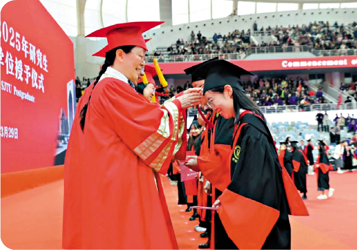 　　圖：2025年上海交通大學研究生畢業典禮上，畢業博士生接受撥穗禮。