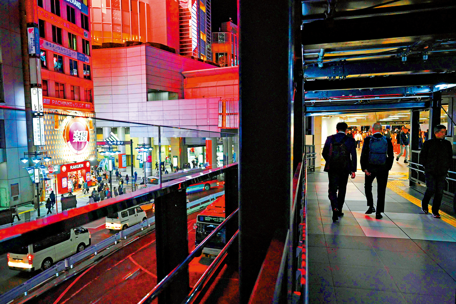 　　圖：日本經濟面臨下行壓力。圖為通勤者進入東京一處地鐵站。\法新社