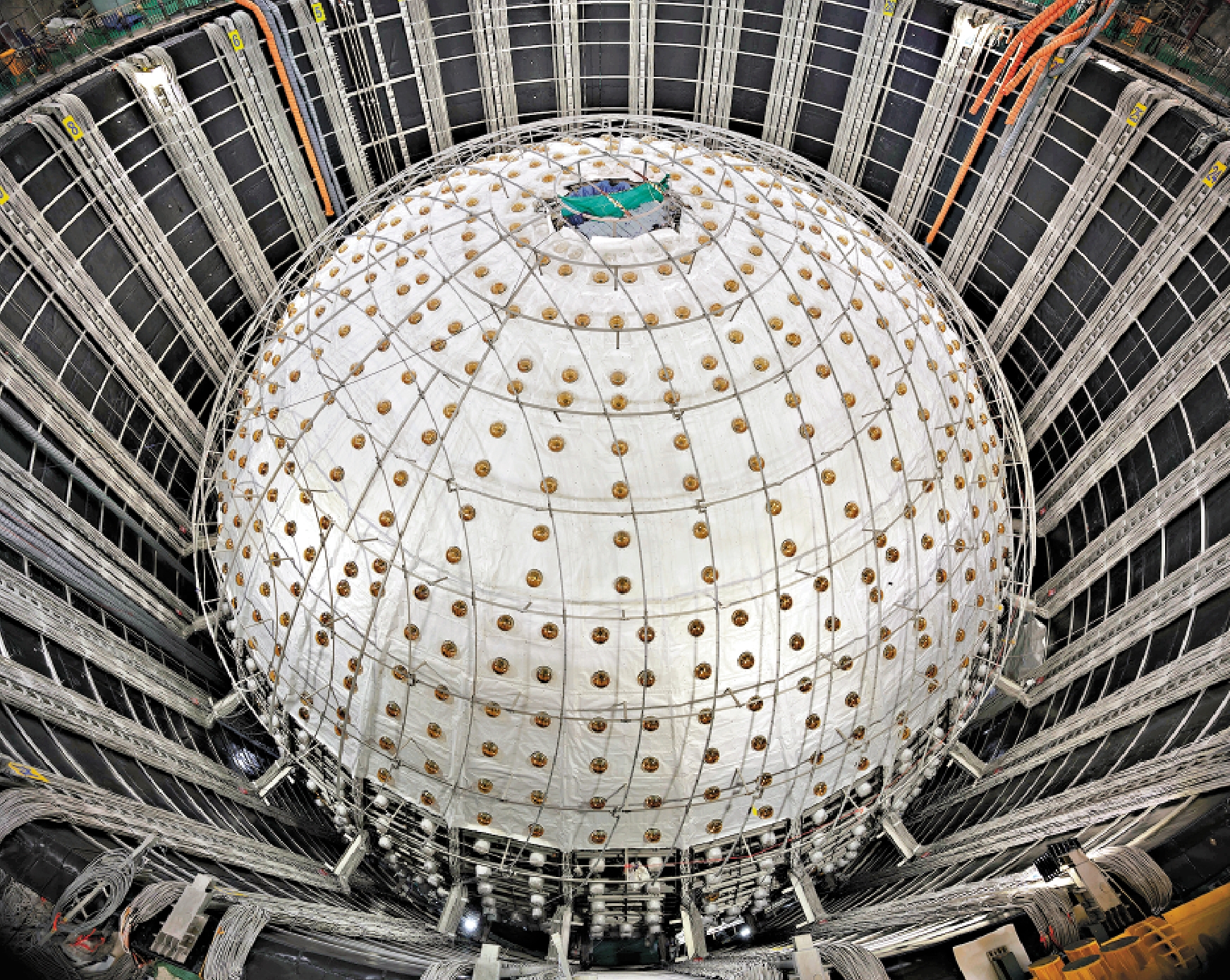 　　圖：11月19日，江門中微子實驗（JUNO）裝置發布了其測量出的描述中微子振盪的兩個參數。圖為建設中的江門中微子實驗中心探測器。\新華社