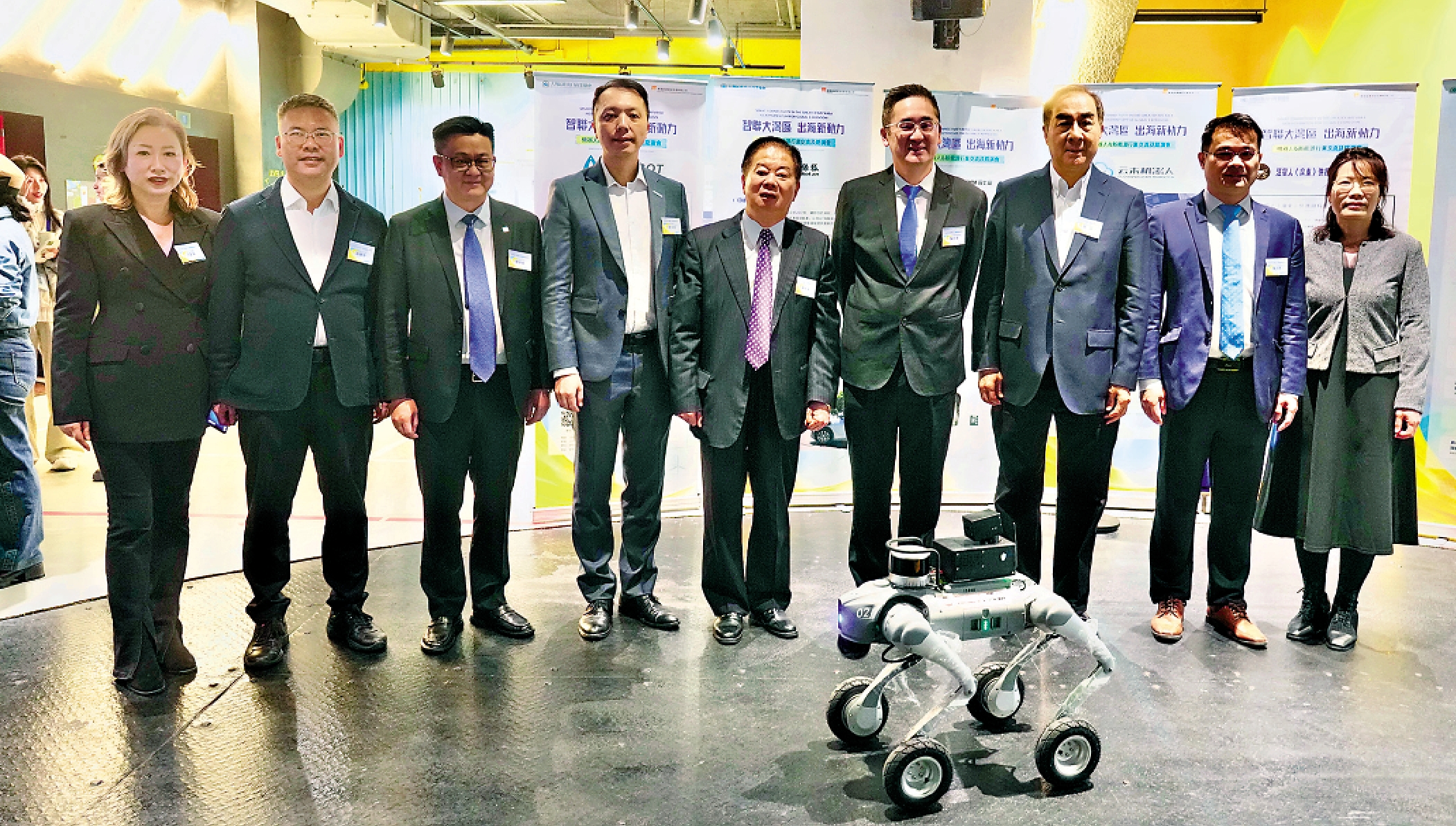 　　圖：「智聯大灣區出海新動力」機器人&新能源行業交流及路演活動昨在港舉行。大灣區進出口商業總會會長林龍安（左五）、商經局副局長陳百里（右四）、引進辦執行總裁彭文俊（左四）等出席活動。