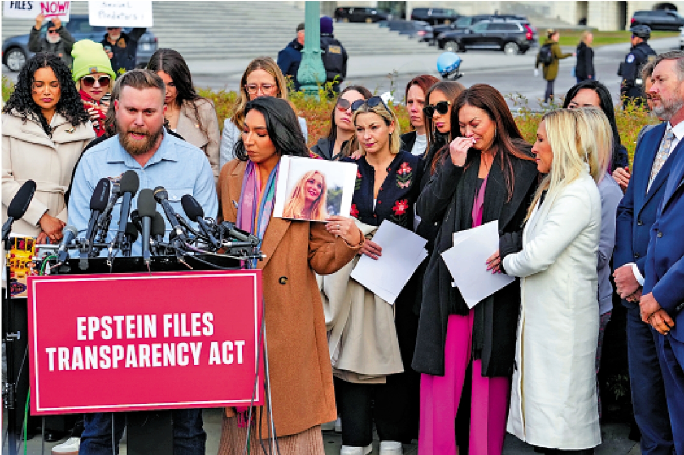 　　圖：愛潑斯坦案受害人朱弗雷的弟弟18日在國會大廈外講話，敦促國會通過公開愛潑斯坦案相關文件的法案。\美聯社