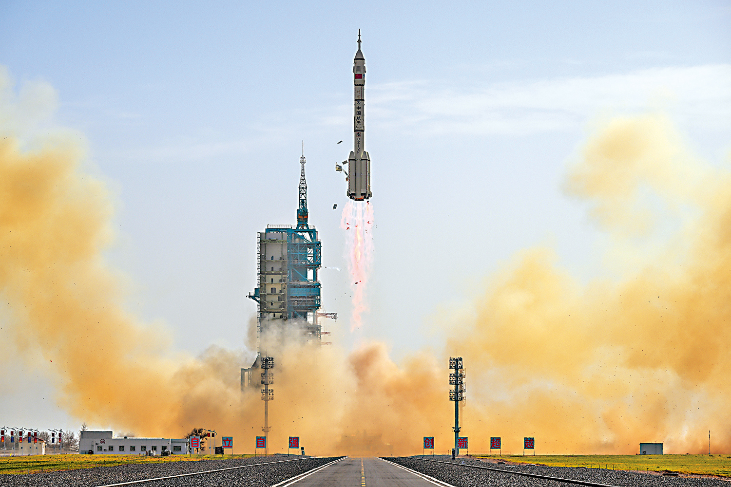 　　圖：11月25日，搭載神舟二十二號飛船的長征二號F遙二十二運載火箭，在酒泉衛星發射中心點火發射。神舟二十二號飛船與長征火箭成功分離並進入預定軌道，發射任務取得圓滿成功。\新華社