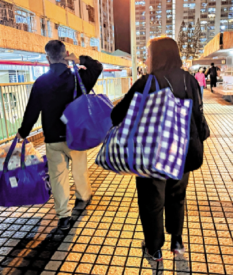 　　圖：陳生昨日與太太到宏福苑領取援助物資，他感謝消防奮力救援。\大公報記者曾敏捷攝