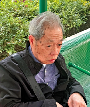 　　圖：黃爺爺表示，逃生時遺憾沒有等上相識的鄰居。\大公報記者黃佩琳攝