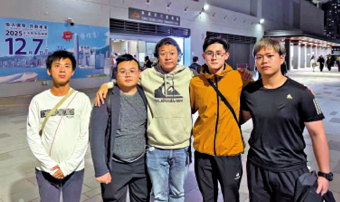 　　圖：新界東潮人聯會的義工在社區會堂連夜駐守。\大公報記者李慧妍攝