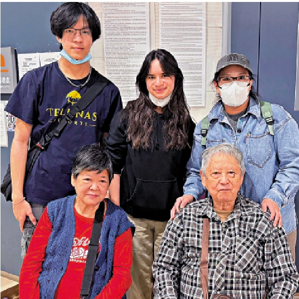 　　圖：志願者鄧小姐（後排右一）和Anna（後排中）為災民秦生秦太（前排）提供幫助。\大公報記者陸九如攝