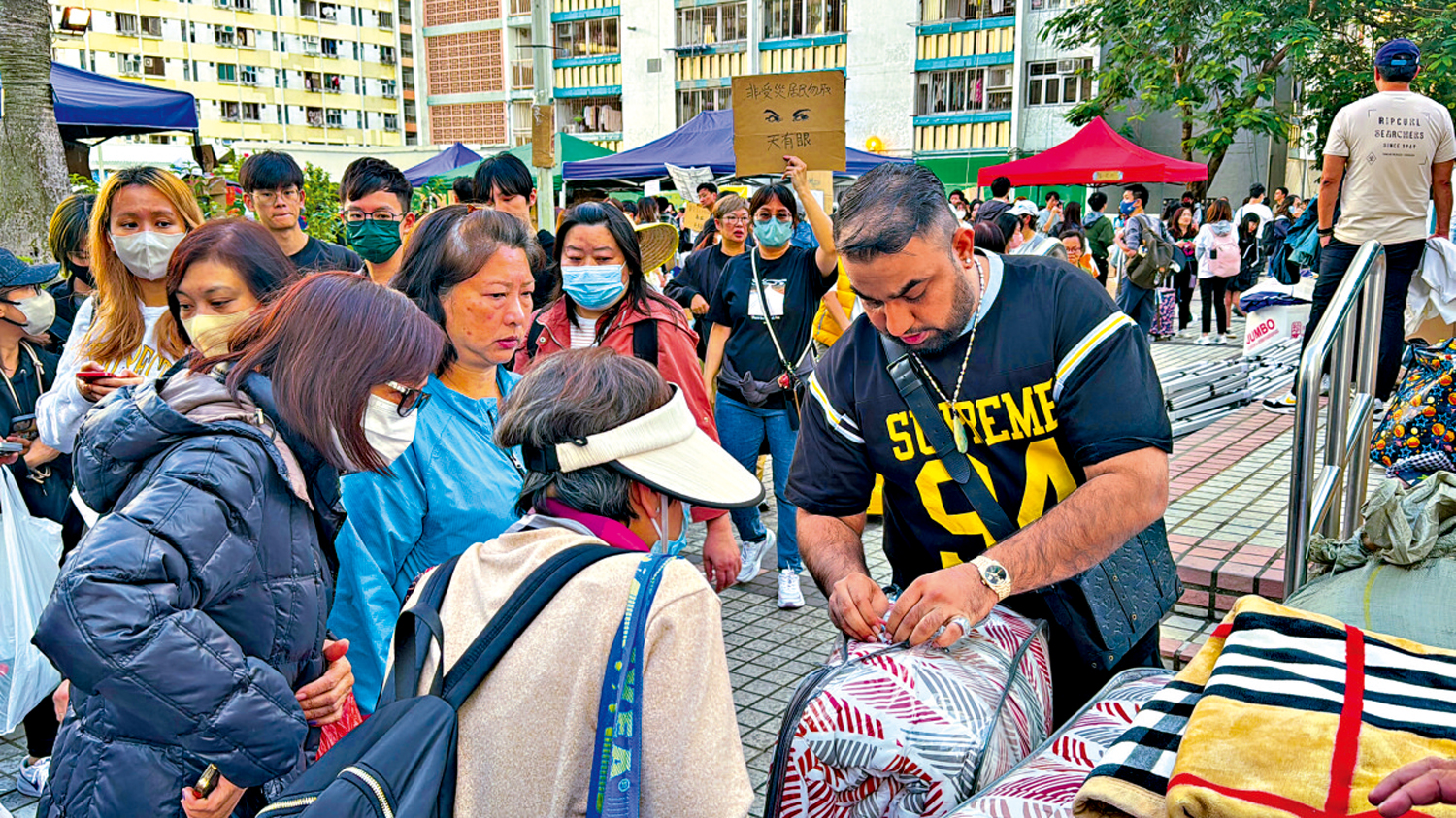 　　圖：Awan和朋友向災民捐贈物資。\大公報記者黃佩琳攝
