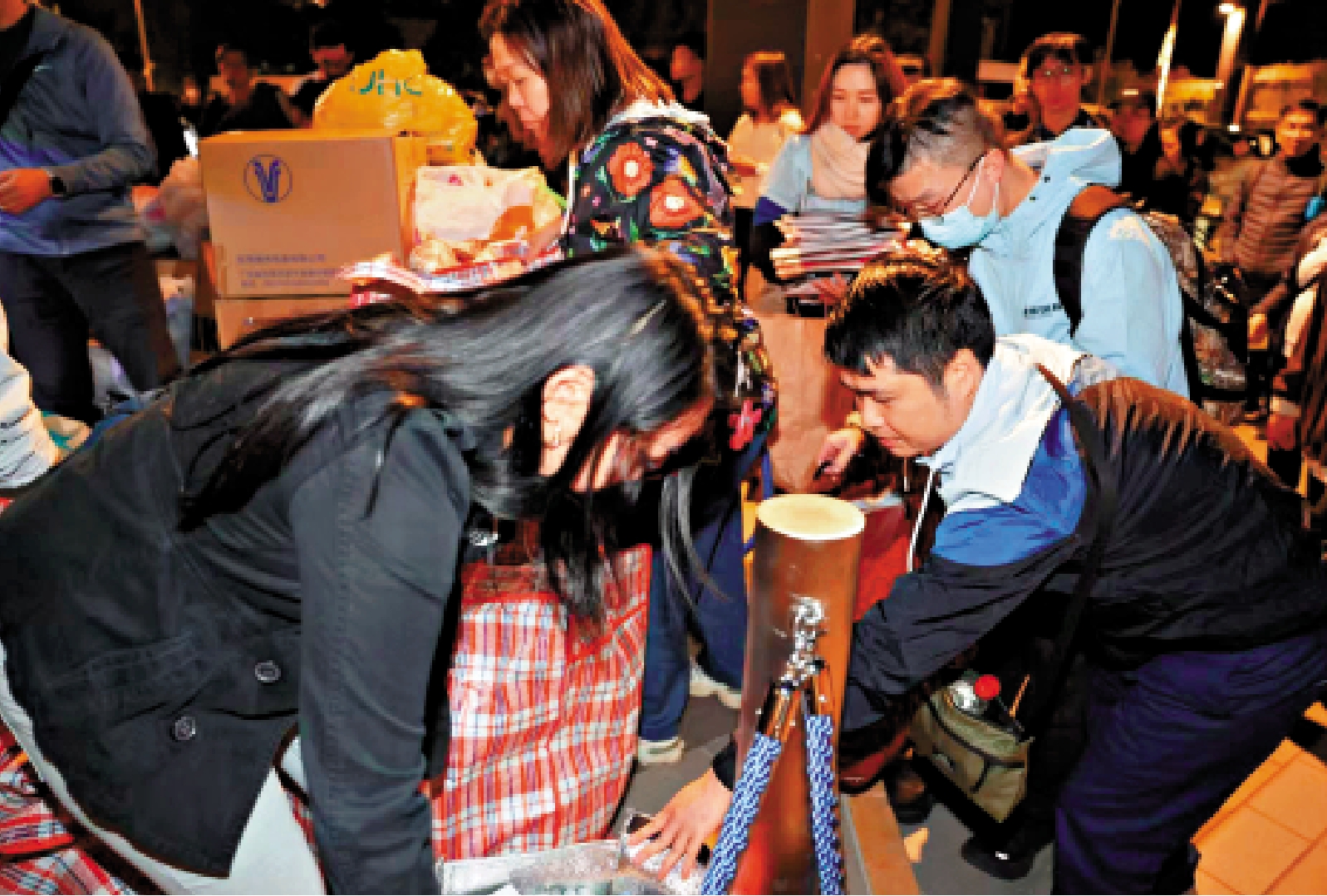 　　圖：建銀國際義工隊成員們第一時間將物資送往位於大埔東昌街社區會堂、東昌街康體大樓及廣福邨平台等救助站點。